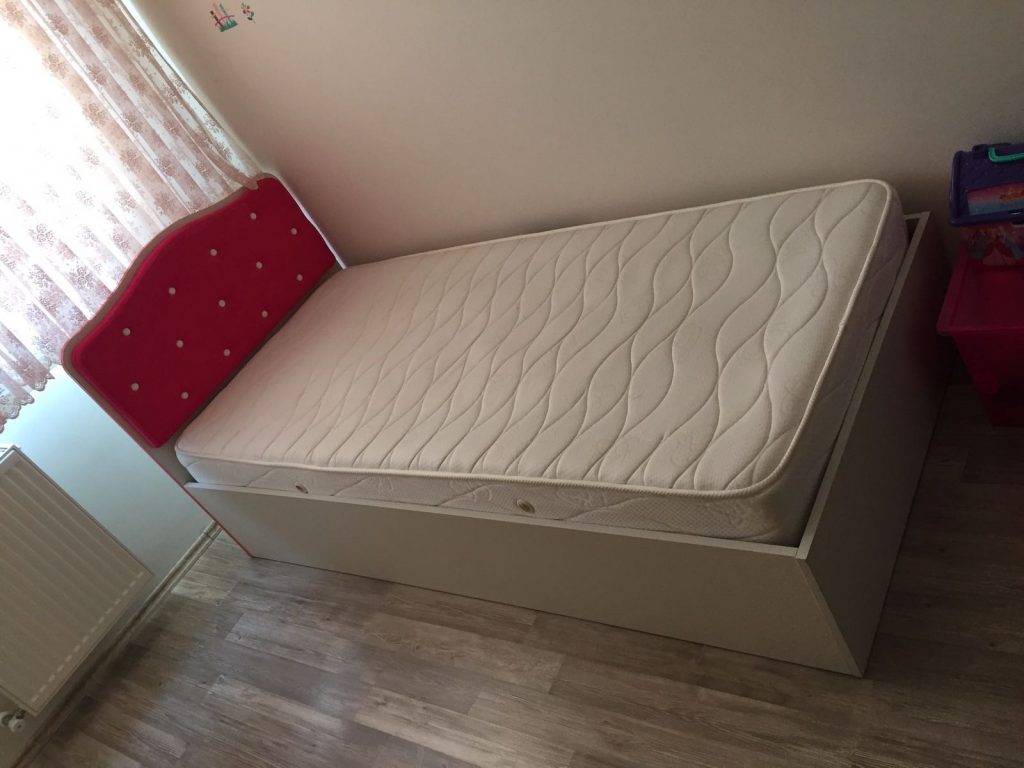 Pembe Başlıklı Karyola