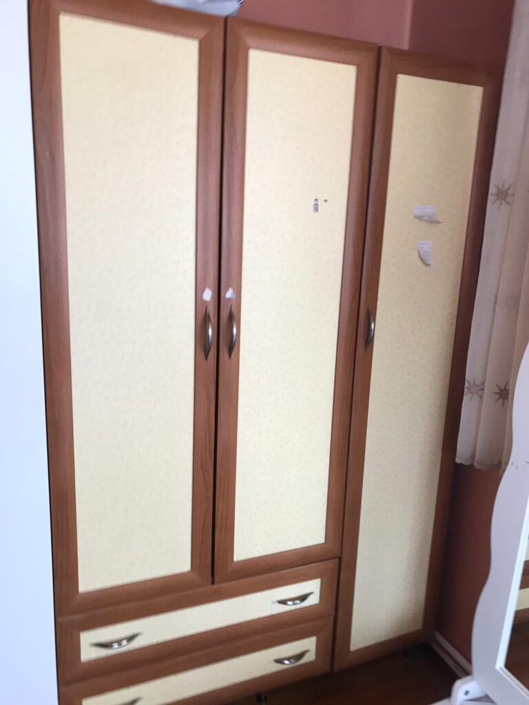 Üç Kapılı ve Çekmeceli Gardırop